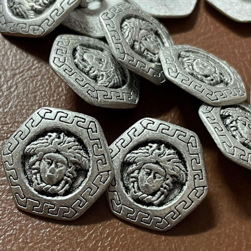 Medusa metal button